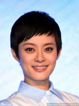 组图：孙俪白衣蓝裙清纯装扮 产后复出捞金