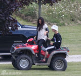 组图：贾斯汀-比伯/赛琳娜-戈麦斯复合狂秀恩爱 搂腰摸臀又熊抱