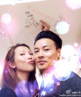 组图：蔡少芬生日晒吻照秀恩爱 张晋回应牵手照