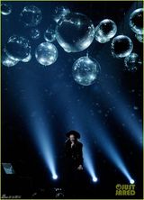 组图：洛德黑唇献唱似女巫 羽毛装扮大鸟