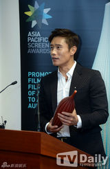 组图：李秉宪出席亚太电影节活动 捧回影帝奖杯