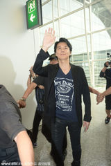 组图：日本男神福山雅治离港 再展亲民风度