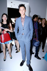 组图：韩庚受邀米兰看秀 绅士雅痞游刃有余