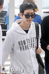 组图：EXO机场现身 墨镜口罩一个都不能少