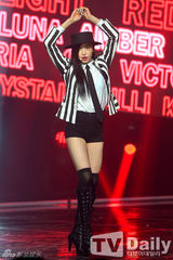 组图：f(x)爵士装热情献唱 夺冠激动互拥