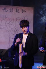 组图：李易峰卖萌耍帅逗乐 数百粉丝被挡门外