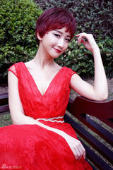 组图：陈彦妃红短发抢眼 宛若丛林精灵