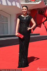 组图：郝蕾黑色亮片礼服裙亮相雍容华贵