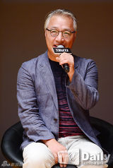 组图：《举报者》柳演锡暖男风度 亲切拥抱粉丝