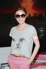 组图：许志安丧兄寄情工作 李玟性感凹凸有致