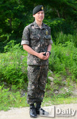 组图：韩星金武烈退伍 曾休长病假惹争议