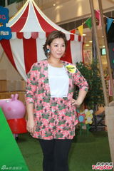 组图：单身妈妈杨思琦短裙俏丽 分享育儿经