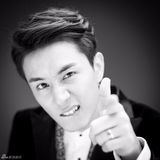 组图：戚薇李承铉婚照曝光 搞怪神情恩爱秀婚戒