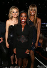 组图：麻辣鸡露半球地上翻滚 斯威夫特甩头热舞