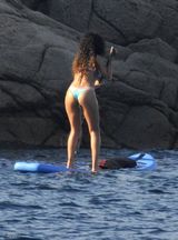 组图：蕾哈娜穿比基尼泛舟 水中央撅翘臀扯内裤