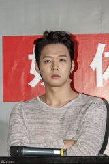 独家：JYJ现身上海 三子黑灰色系着装显深沉