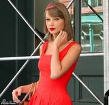 组图：斯威夫特穿红裙出街 化身夏日美艳小女人