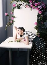 组图：高圆圆春意写真 玫瑰包围尽显清新浪漫