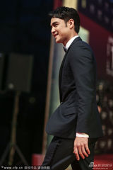 组图：明道亮相颁奖礼 黑西装标志性笑容迷人