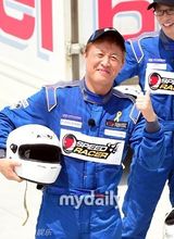 组图：《无限挑战》成员参加韩国赛车比赛