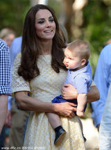 组图：威廉王子一家三口登封面 王子谢顶遭植发