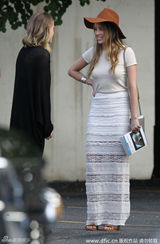 组图：德普超高发际线亮相 与未婚妻片场咬耳朵