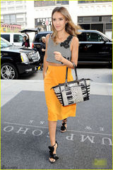 组图：杰西卡-阿尔芭露小蛮腰现身心情好