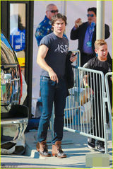 组图：伊恩天使之城亲吻女友 艳阳高照秀翘臀