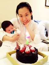 组图：吴辰君产后塑身变辣妈 推婴儿车秀美腿
