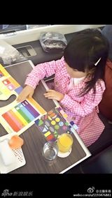 组图：王诗龄纽约登T台 小公主不改吃货本色