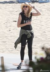 小贝长子搭《海扁王》女星玩滑板 追逐嬉闹(图)