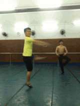 秒娱连珠：女歌手为抢镜撅臀挤队友