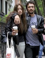 组图：詹姆斯-弗兰科亲密搂德普未婚妻喜笑颜开