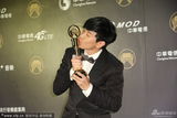 组图：林俊杰4度入围金曲终封王 激动连吻奖杯