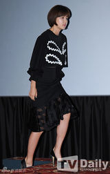 组图：韩星朴韩星亮相 透视黑裙小秀性感