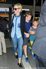 组图：布兰切特携两萌娃现身机场 与狗仔玩快闪