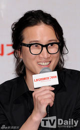 组图：姜艺媛出席发布会 透视黑衣显性感