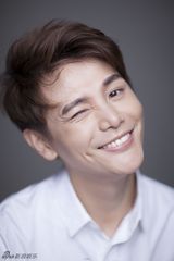 组图：孙坚写真卖萌耍呆 将鬼马精神进行到底