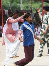 组图：盘点各地武术奇女子：徒手劈砖 以头碎瓦