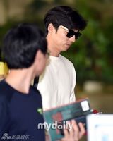 组图：东方神起孔侑等现身 胡茬微露不拘小节
