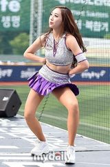 组图：韩星JUNIEL任开球嘉宾 啦啦队性感走光