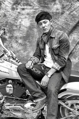 组图：苗韵桐黑白写真 黑超哈雷变身狂野硬汉