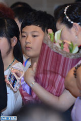 组图：50岁朱军跨主持界办画展 人缘好众星捧场