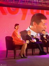 组图：海清红衣亮相活动 短发时尚感十足