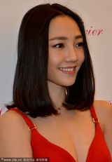 组图：白百合一改小妞本色 红裙低胸装秀性感