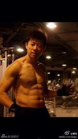 组图：夏雨秀八块腹肌 网友笑称张一山好壮