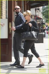 组图：休-杰克曼牵手爱妻回旅馆 光头造型惹眼