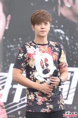 组图：罗志祥自曝最爱裸体照镜子超自恋