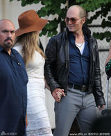 组图：德普超高发际线亮相 与未婚妻片场咬耳朵