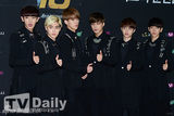 组图：韩团EXO-K出席活动 黑色正装似王子